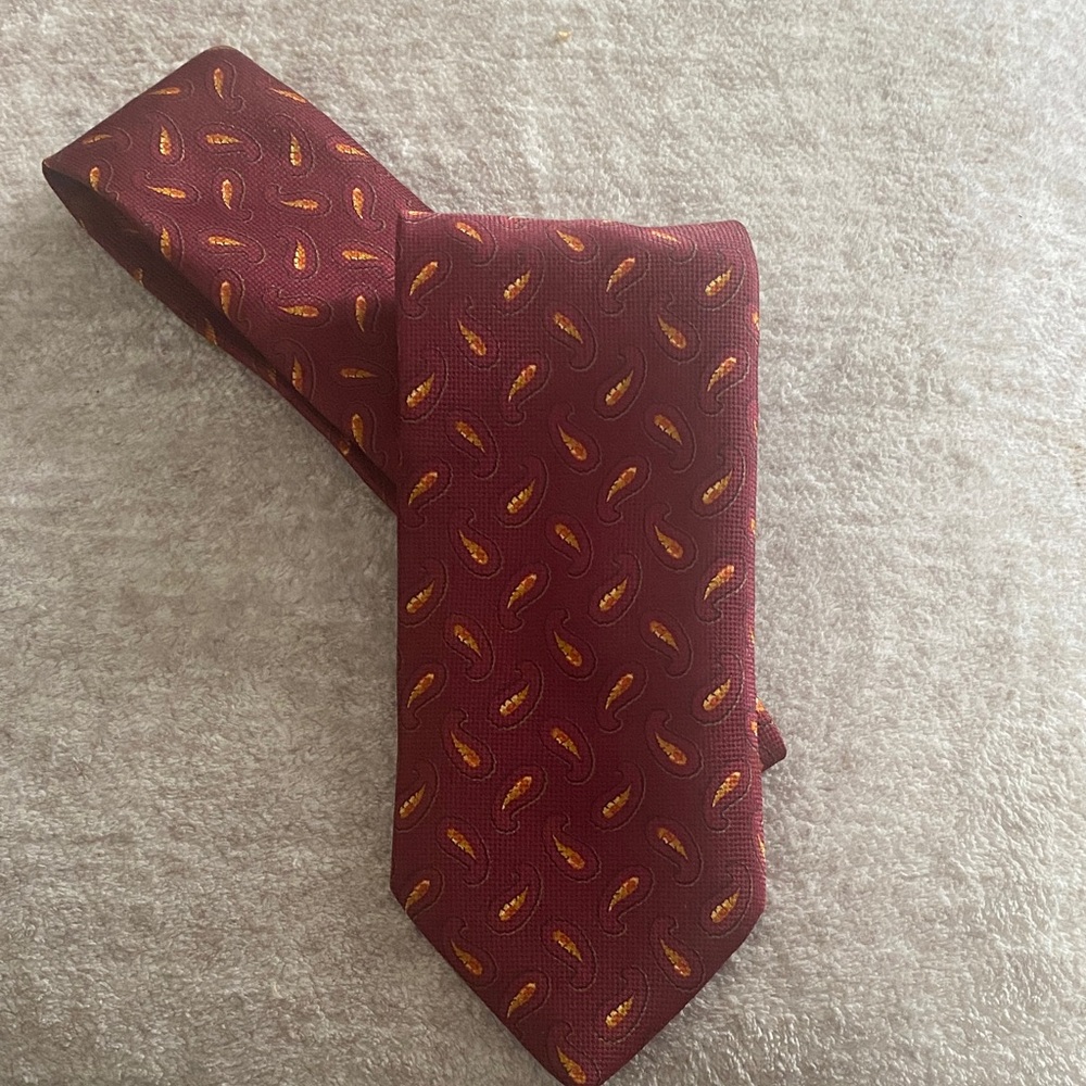 Joseph Abboud Burgundy and Gold Paisley Tie 100% Silk contemporary VERSITILE